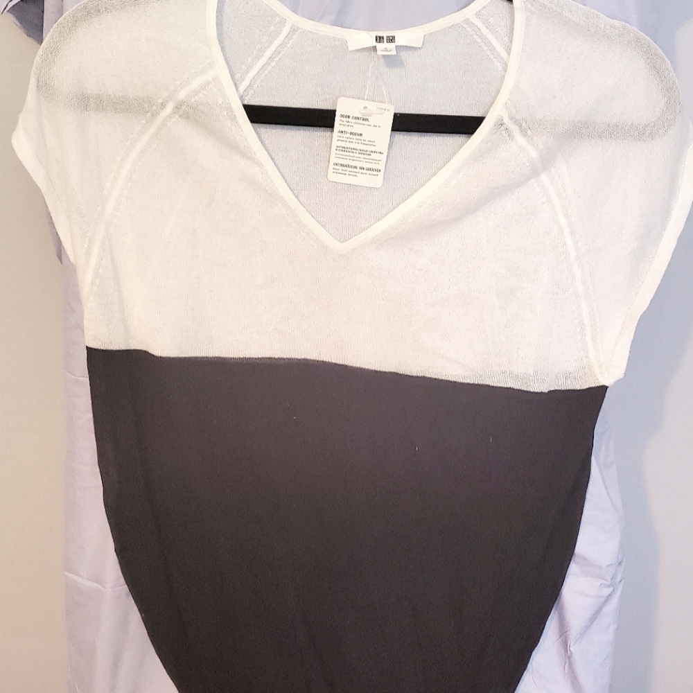 UNIQLO Original Viscose B&W Blouse, Size S, NWT